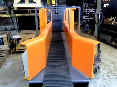 The hopper sides and material gate are easily adjusted to the dimensions of the material being processed.